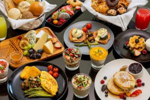 Marriott Hotel Al Jaddaf, Dubai في دبي: طاولة مليئة بأطباق الطعام والمقبلات
