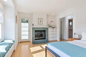 a bedroom with a bed and a fireplace at Casita Palo Alto - 2 Bed 2 Bath / Private Back Yard in Palo Alto