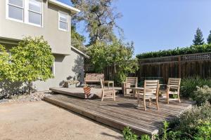 a patio with a table and chairs on a wooden deck at Casita Palo Alto - 2 Bed 2 Bath / Private Back Yard in Palo Alto