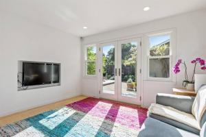 a living room with a tv and a couch at Casita Palo Alto - 2 Bed 2 Bath / Private Back Yard in Palo Alto