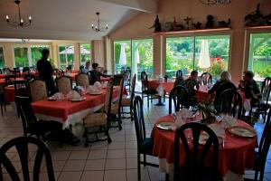 a restaurant with tables with people sitting at them at Domaine du Roi Kysmar in Villandraut