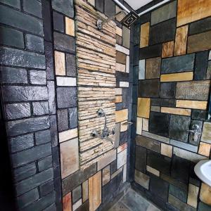 Un baño de Luniva Restaurant And Guest House