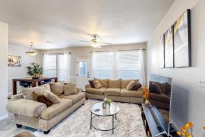 a living room with two couches and a table at Arbor Glen Zen in Conroe