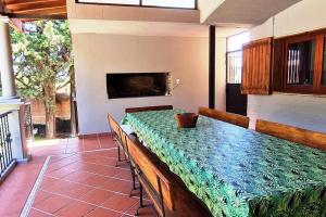 Una mesa en una habitación con encimera verde en Casa en Villa Carlos Paz en Villa Carlos Paz