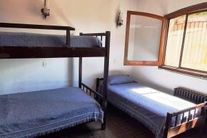 Poschodová posteľ alebo postele v izbe v ubytovaní Casa en Villa Carlos Paz
