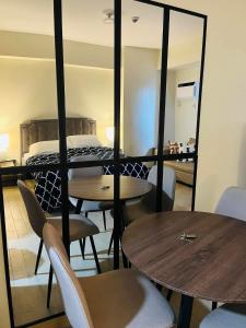 Cette chambre comprend une table, un lit et un miroir. dans l'établissement Manhattan Plaza Tower 1, Araneta City Cubao, Quezon City, Metro Manila, à Manille