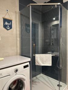 ヤストシェンビャ・グラにあるAmko Style Apartamenty Przystań 26 Willa Nordのバスルーム(シャワー、洗濯機付)