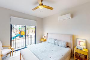1 dormitorio con 1 cama y ventilador de techo en Maralta D 102 en Cabo San Lucas