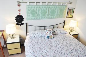 1 dormitorio con 1 cama y 2 lámparas en Allegra House, en Milán