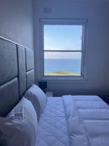 Uma cama ou camas num quarto em Ocean View 1 bedroom Private Apartment Near Maroubra Beach