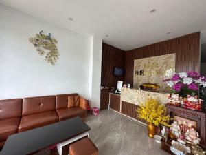 sala de estar con sofá y chimenea en OYO 1224 Motel Phuong Linh en Da Nang