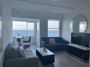 Zona d'estar a Ocean View 1 bedroom Private Apartment Near Maroubra Beach