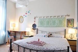 ミラノにあるAllegra Houseのベッドルーム1室(キャンドル付きベッド1台付)