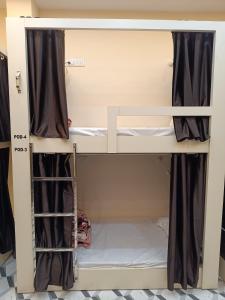 バラナシにあるKashi Vandanam Homestayの二段ベッド2組が備わる客室です。