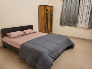 Кровать или кровати в номере OYO Konkan House