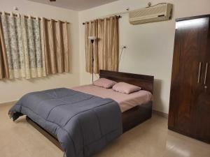 Ένα ή περισσότερα κρεβάτια σε δωμάτιο στο OYO Konkan House