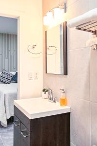 a bathroom with a sink and a mirror at Departamento Marloma #1 in Ensenada