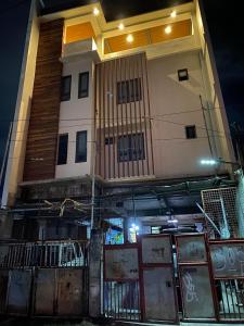 un edificio con una puerta delante de él por la noche en Grey Oasis Staycation 1 Bedroom en Manila