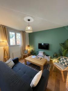 sala de estar con sofá azul y mesa en Sleepin Orléans - Parking - Netflix en Orléans