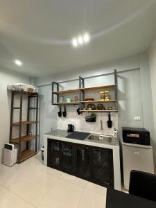 cocina con fregadero y fogones en Grey Oasis Staycation 1 Bedroom en Manila