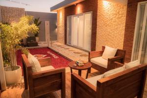 una sala de estar con jacuzzi en el medio en Shanta Villa en Sanur