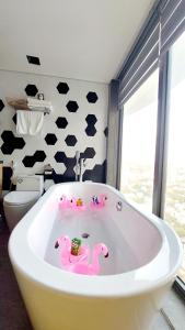 - une salle de bains avec des flamants roses dans une baignoire dans l'établissement Duplex 3 Bedroom Citadines Hạ Long - TDT Việt Nam, à Hạ Long