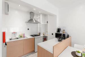 una cucina con lavandino e piano cottura di Sunny Apartment 500m from the beach Oostend a Ostenda