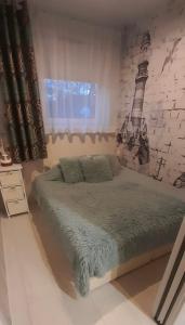 um quarto com uma cama e uma parede de tijolos em Amko Style Apartamenty Nord 7 z prywatnym ogródkiem Willa Nord em Jastrzebia Gora