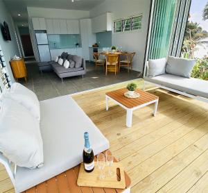een woonkamer met een bank en een tafel bij M Resort & Spa in Port Vila