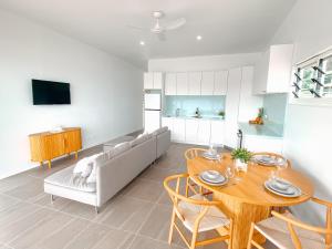 een woonkamer met een tafel en een bank bij M Resort & Spa in Port Vila