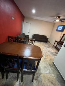 een woonkamer met een tafel en een bank bij Casa Tequila Club apartment 2 in Arandas