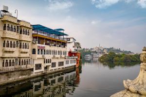 - une vue sur une rivière avec des bâtiments à côté de l'eau dans l'établissement Venice View Hotel & Restaurant, à Udaipur