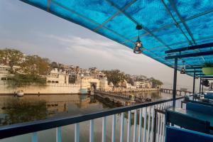 - une vue depuis un pont sur une rivière avec des bâtiments dans l'établissement Venice View Hotel & Restaurant, à Udaipur