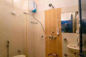 La salle de bains est pourvue d'une douche, de toilettes et d'un lavabo. dans l'établissement Venice View Hotel & Restaurant, à Udaipur