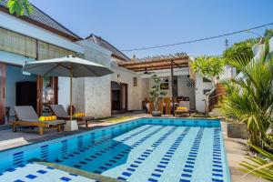 uma imagem de uma piscina numa villa em Karang Island Villa em Nusa Lembongan