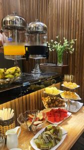 uma mesa com muitos tipos diferentes de alimentos sobre ele em ROSA ZEN Hotel Spa em Ho Chi Minh