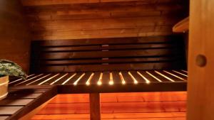 drewniana ławka w pokoju z oświetleniem w obiekcie 1929 Wine Food Relax Agriturismo w mieście Acqui Terme