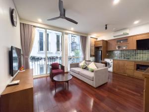 uma sala de estar com um sofá e uma mesa em Nikomix - SAKAMOTO II Apartment - 2 Bedroom 60m2 em Hanói