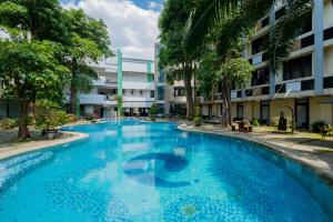 una piscina vacía en un edificio de apartamentos en RedDoorz Premium @ Jalan Veteran Bojonegoro en Bojonegoro
