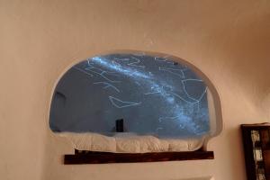 una ventana arqueada con constelaciones en la pared en 伊豆下田 - Shimoda Beach House2 - ペット可, en Shimoda