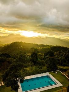 vista su una piscina con montagne sullo sfondo di The Aurelia a Gampola