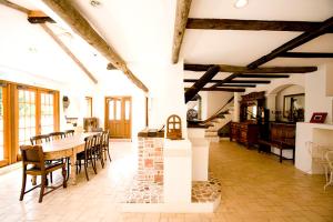Una cocina y un comedor con mesa y sillas. en 伊豆下田 - Shimoda Beach House2 - ペット可, en Shimoda 14 fotos más