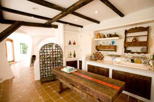 una cocina con un banco de madera en una habitación en 伊豆下田 - Shimoda Beach House2 - ペット可, en Shimoda
