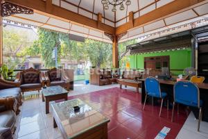 Tuban的住宿－Hotel Wisata Ziarah Sunan Bonang Syariah Mitra RedDoorz，客厅配有家具和大窗户