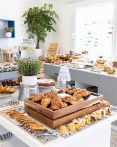 un bufé con una variedad de pasteles y otros postres en Hotel Majorca, en Gabicce Mare