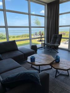 Χώρος καθιστικού στο Enkhuizer Strand Chalet Seestern Erste Reihe Hausnr 230 +13 φωτογραφίες