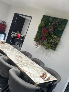 Istumisnurk majutusasutuses Hôtel Gex
