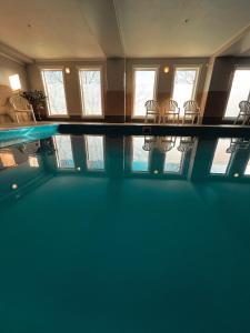 una piscina vacía con sillas en un edificio en Quality Inn & Suites, en Hinton
