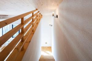 uma escada numa casa com um tecto branco em 南葉山 - Seaside Cabin in Minami-hayama em Hayama