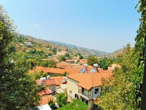 Blick auf eine Stadt mit orangefarbenen Dächern in der Unterkunft Hellas Hotel in Kakopetria